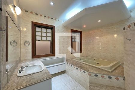 Casa de condomínio à venda com 950m², 4 quartos e 10 vagas Casa de condomínio à venda com 950m², 4 quartos e 10 vagasBanheiro suíte 1
