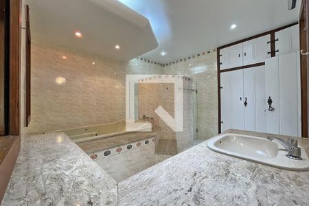 Casa de condomínio à venda com 950m², 4 quartos e 10 vagas Casa de condomínio à venda com 950m², 4 quartos e 10 vagasBanheiro suíte 1