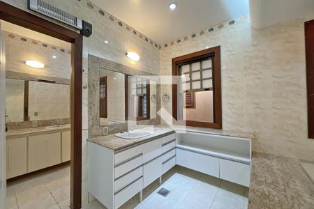 Casa de condomínio à venda com 950m², 4 quartos e 10 vagas Casa de condomínio à venda com 950m², 4 quartos e 10 vagasBanheiro suíte 1