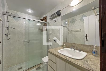 Casa de condomínio à venda com 950m², 4 quartos e 10 vagas Casa de condomínio à venda com 950m², 4 quartos e 10 vagasBanheiro suíte 3