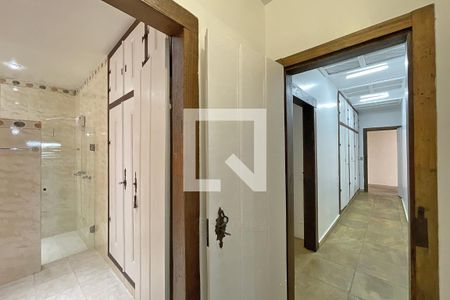 Casa de condomínio à venda com 950m², 4 quartos e 10 vagas Casa de condomínio à venda com 950m², 4 quartos e 10 vagasCorredor