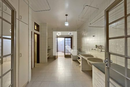 Casa de condomínio à venda com 950m², 4 quartos e 10 vagas Casa de condomínio à venda com 950m², 4 quartos e 10 vagasÁrea de serviço