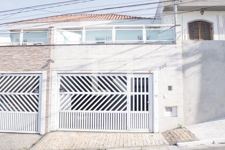 Casa à venda com 134m², 3 quartos e 2 vagas Casa à venda com 134m², 3 quartos e 2 vagasFachada