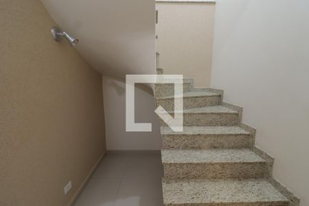 Escada de casa para alugar com 3 quartos, 200m² em Jardim Santo Elias, São Paulo