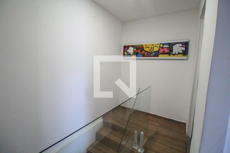 Casa de condomínio para alugar com 180m², 3 quartos e 2 vagasCorredor de acesso aos quartos