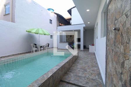 Casa de condomínio para alugar com 180m², 3 quartos e 2 vagasPiscina