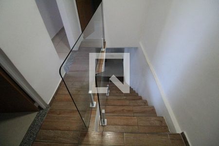 Casa de condomínio para alugar com 180m², 3 quartos e 2 vagasCorredor de acesso aos quartos