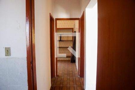 Corredor de casa à venda com 2 quartos, 228m² em Vila Scarpelli, Santo André