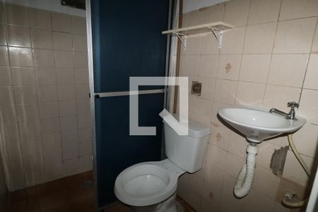 Banheiro de casa para alugar com 1 quarto, 16m² em Jardim Raposo Tavares, São Paulo