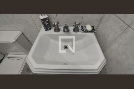 Casa à venda com 100m², 3 quartos e 1 vaga Casa à venda com 100m², 3 quartos e 1 vagaBanheiro 2