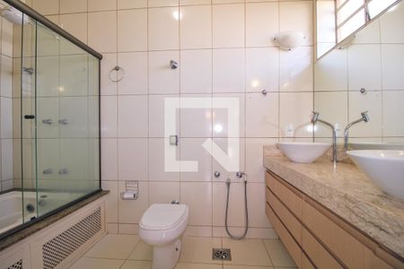Banheiro de casa à venda com 4 quartos, 300m² em Belvedere, Belo Horizonte