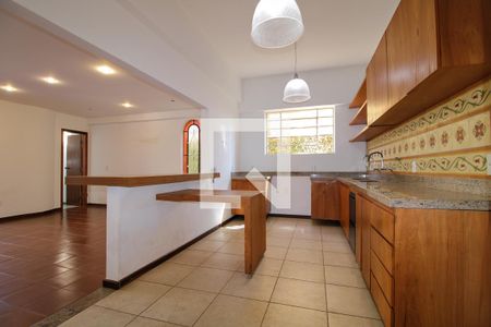 Casa à venda com 300m², 4 quartos e 4 vagasCozinha 