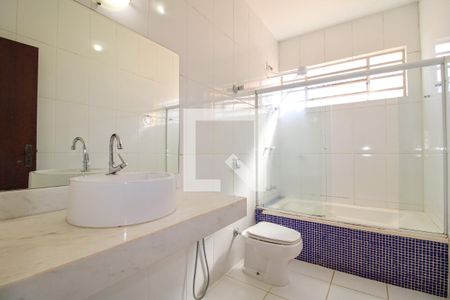 Casa à venda com 300m², 4 quartos e 4 vagasBanheiro