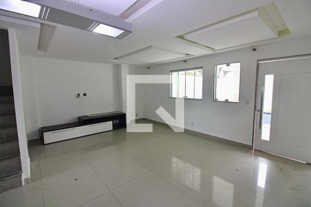 Sala de casa de condomínio para alugar com 5 quartos, 180m² em Vargem Pequena, Rio de Janeiro