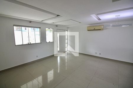 Casa de condomínio para alugar com 180m², 5 quartos e 2 vagasSala