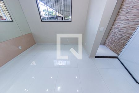 Sala de casa de condomínio para alugar com 1 quarto, 60m² em Praça Seca, Rio de Janeiro