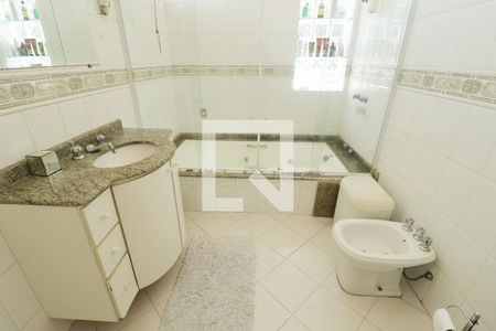 Casa à venda com 275m², 5 quartos e 5 vagasBanheiro de Suíte