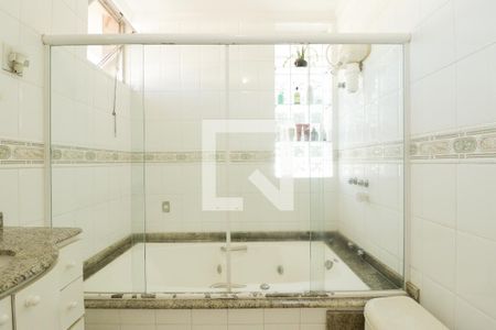 Casa à venda com 275m², 5 quartos e 5 vagasBanheiro de Suíte