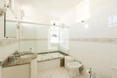 Casa à venda com 275m², 5 quartos e 5 vagasBanheiro de Suíte