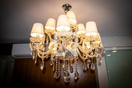 Apartamento à venda com 77m², 2 quartos e 1 vagaSaka- detalhe lustre