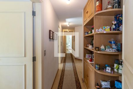 Apartamento à venda com 242m², 4 quartos e 4 vagasCorredor para quartos