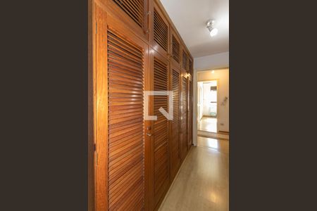 Apartamento à venda com 242m², 4 quartos e 4 vagasCorredor 