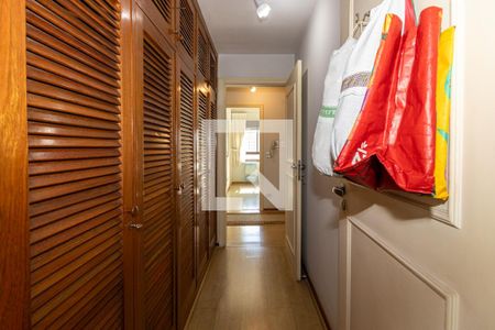 Apartamento à venda com 242m², 4 quartos e 4 vagasCorredor