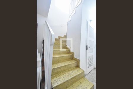 Casa à venda com 200m², 4 quartos e 2 vagasEscada 