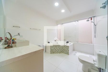 Casa à venda com 313m², 3 quartos e 3 vagasBanheiro do quarto 3