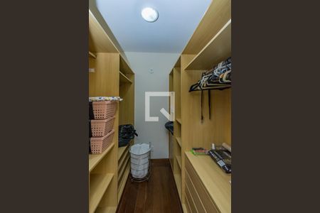 Casa de condomínio à venda com 700m², 4 quartos e 5 vagas Casa de condomínio à venda com 700m², 4 quartos e 5 vagasCloset da suíte 1