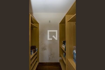 Casa de condomínio à venda com 700m², 4 quartos e 5 vagas Casa de condomínio à venda com 700m², 4 quartos e 5 vagasCloset da suíte 2