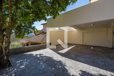 Casa de condomínio à venda com 700m², 4 quartos e 5 vagas Casa de condomínio à venda com 700m², 4 quartos e 5 vagasFachada - Garagem