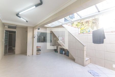 Casa à venda com 253m², 2 quartos e 2 vagas Casa à venda com 253m², 2 quartos e 2 vagasQuintal