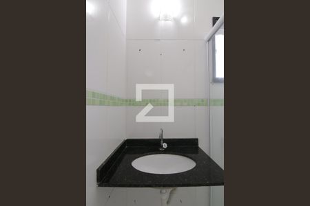 Banheiro de casa de condomínio para alugar com 2 quartos, 125m² em Vila Granada, São Paulo