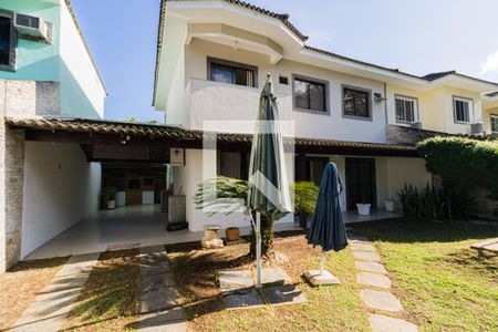 Casa de condomínio à venda com 90m², 3 quartos e 3 vagas Casa de condomínio à venda com 90m², 3 quartos e 3 vagasFachada