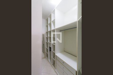 Casa de condomínio à venda com 90m², 3 quartos e 3 vagas Casa de condomínio à venda com 90m², 3 quartos e 3 vagasCloset da Suíte