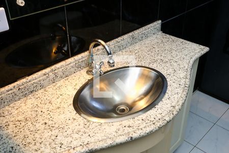 Casa à venda com 302m², 3 quartos e 4 vagasBanheiro 2