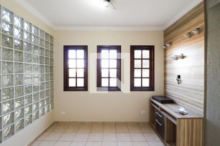 Sala de TV de casa à venda com 3 quartos, 240m² em Parque Maria Domitila, São Paulo