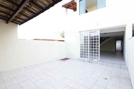Casa à venda com 240m², 3 quartos e 4 vagasChurrasqueira