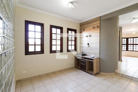 Sala de TV de casa à venda com 3 quartos, 240m² em Parque Maria Domitila, São Paulo
