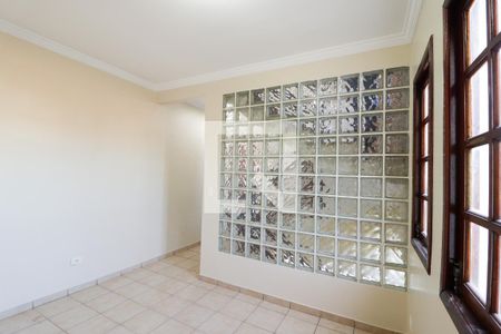 Sala de TV de casa à venda com 3 quartos, 240m² em Parque Maria Domitila, São Paulo