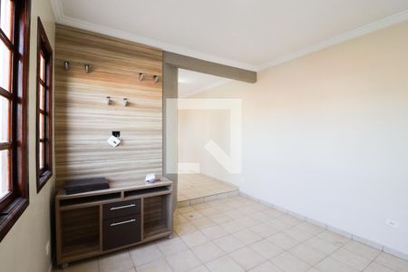 Sala de TV de casa à venda com 3 quartos, 240m² em Parque Maria Domitila, São Paulo