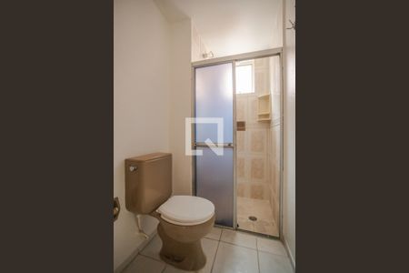 Banheiro de apartamento para alugar com 1 quarto, 43m² em Jardim do Salso, Porto Alegre