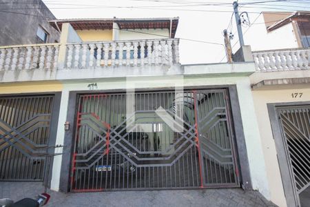 Casa à venda com 117m², 3 quartos e 2 vagas Casa à venda com 117m², 3 quartos e 2 vagasFachada