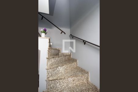 Casa à venda com 117m², 3 quartos e 2 vagas Casa à venda com 117m², 3 quartos e 2 vagasEscada