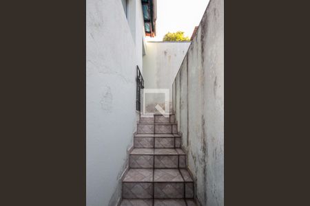 Casa à venda com 117m², 3 quartos e 2 vagas Casa à venda com 117m², 3 quartos e 2 vagasEscada