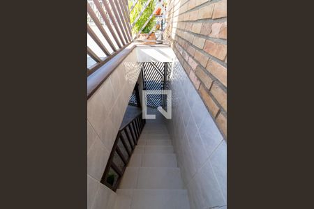 Casa à venda com 300m², 4 quartos e 3 vagas Casa à venda com 300m², 4 quartos e 3 vagasEscada