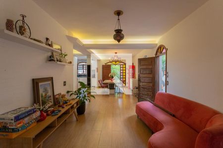 Casa para alugar com 4 quartos, 217m² em Serra, Belo Horizonte