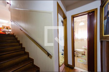 Casa à venda com 425m², 4 quartos e 4 vagas Casa à venda com 425m², 4 quartos e 4 vagasEscada