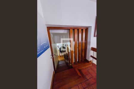 Casa à venda com 425m², 4 quartos e 4 vagas Casa à venda com 425m², 4 quartos e 4 vagasEscada